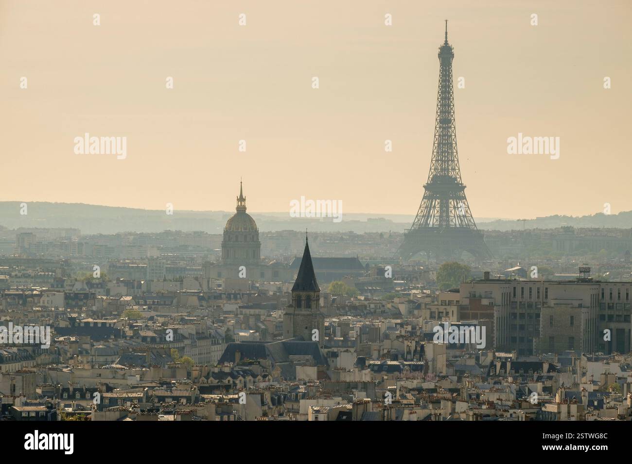 Turm Eifiel ab CathÃ Notre Dame Stockfoto