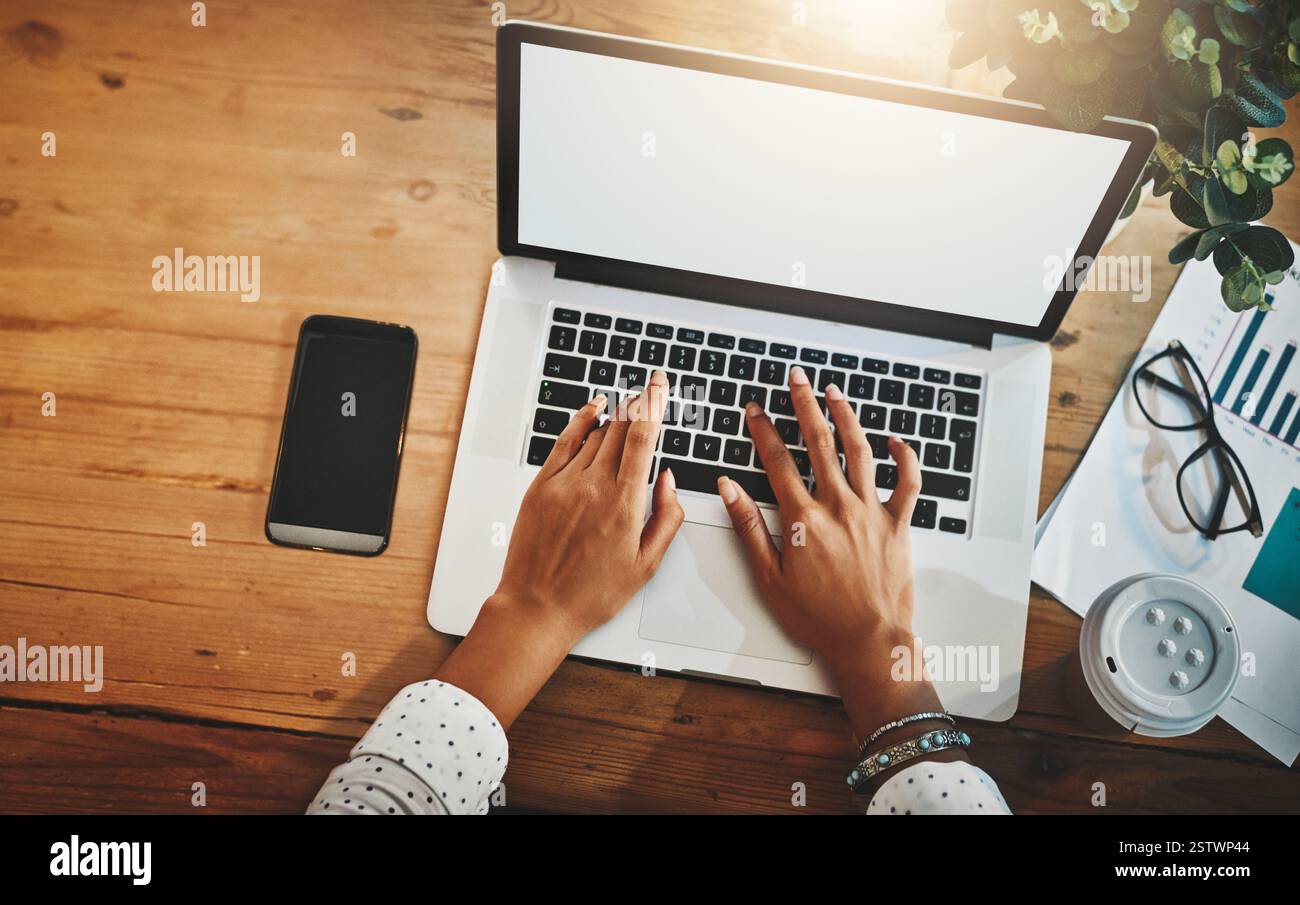 Oben, Business und Frau mit Laptop, Händen und Schreibtischfunktion mit Display, Grafiken und Verbindung. Nahaufnahme, Person und Abend mit Finanzjournalismus Stockfoto