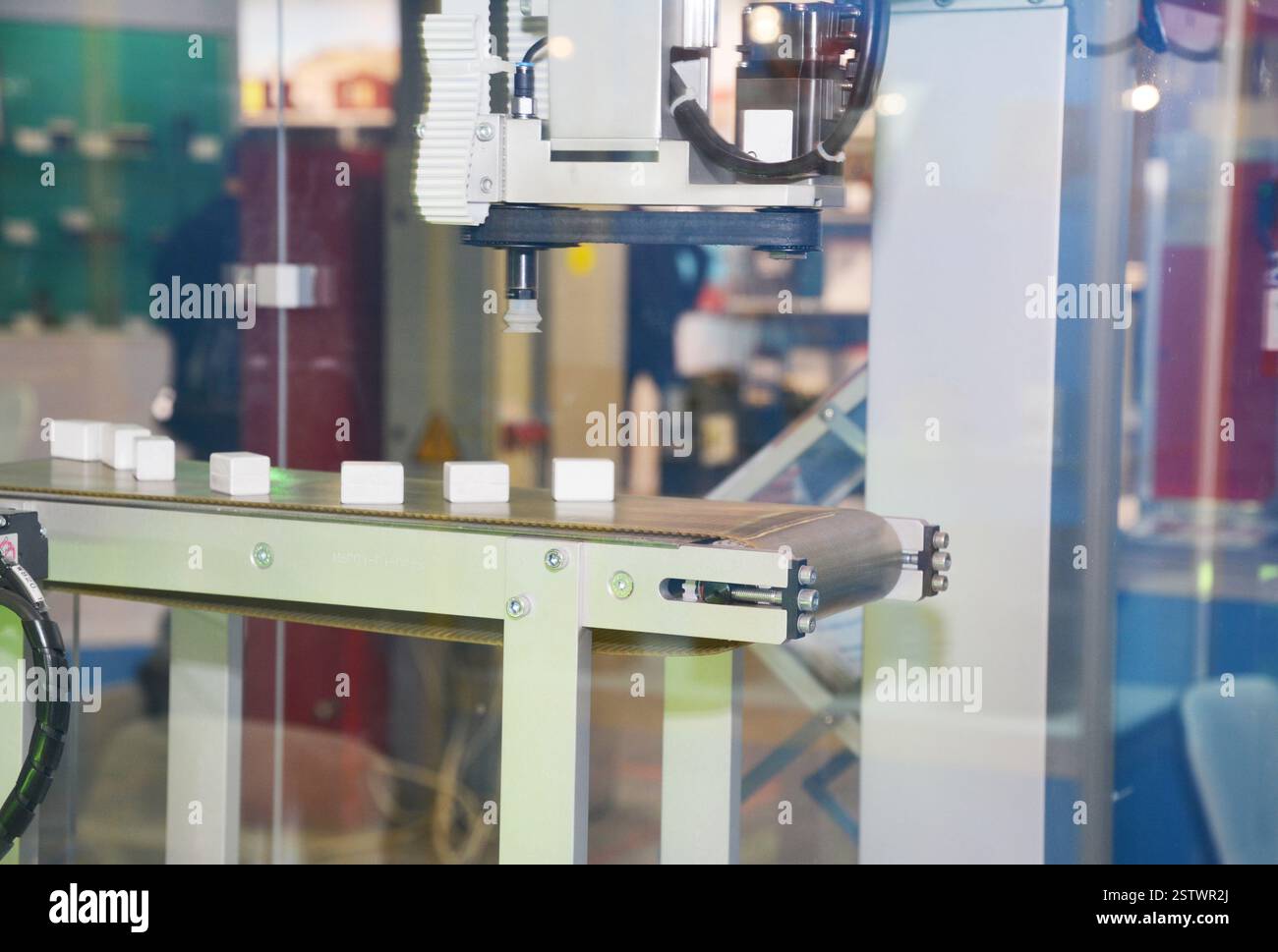 Künstlerisches Foto eines 3D-Druckers, das einsatzbereit ist. 3D-Druckkonzept hinter Glas. Stockfoto