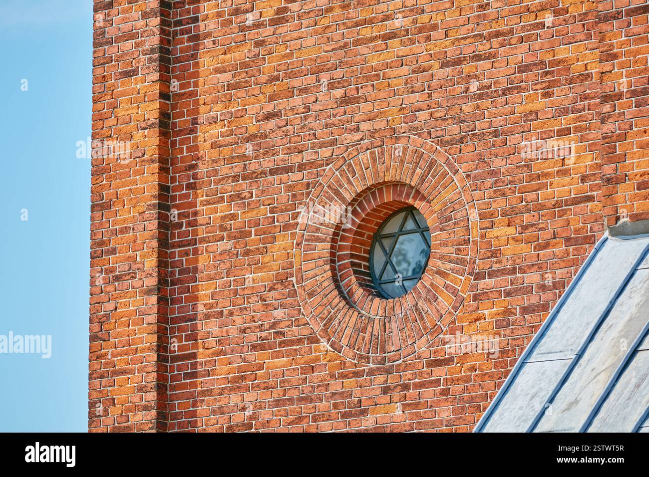 Gebäude, Kreis oder Fenster mit jüdischem Stern für Architektur, Industriedesign oder Synagogenbau. Ziegelwand, Glas und massive Struktur Stockfoto