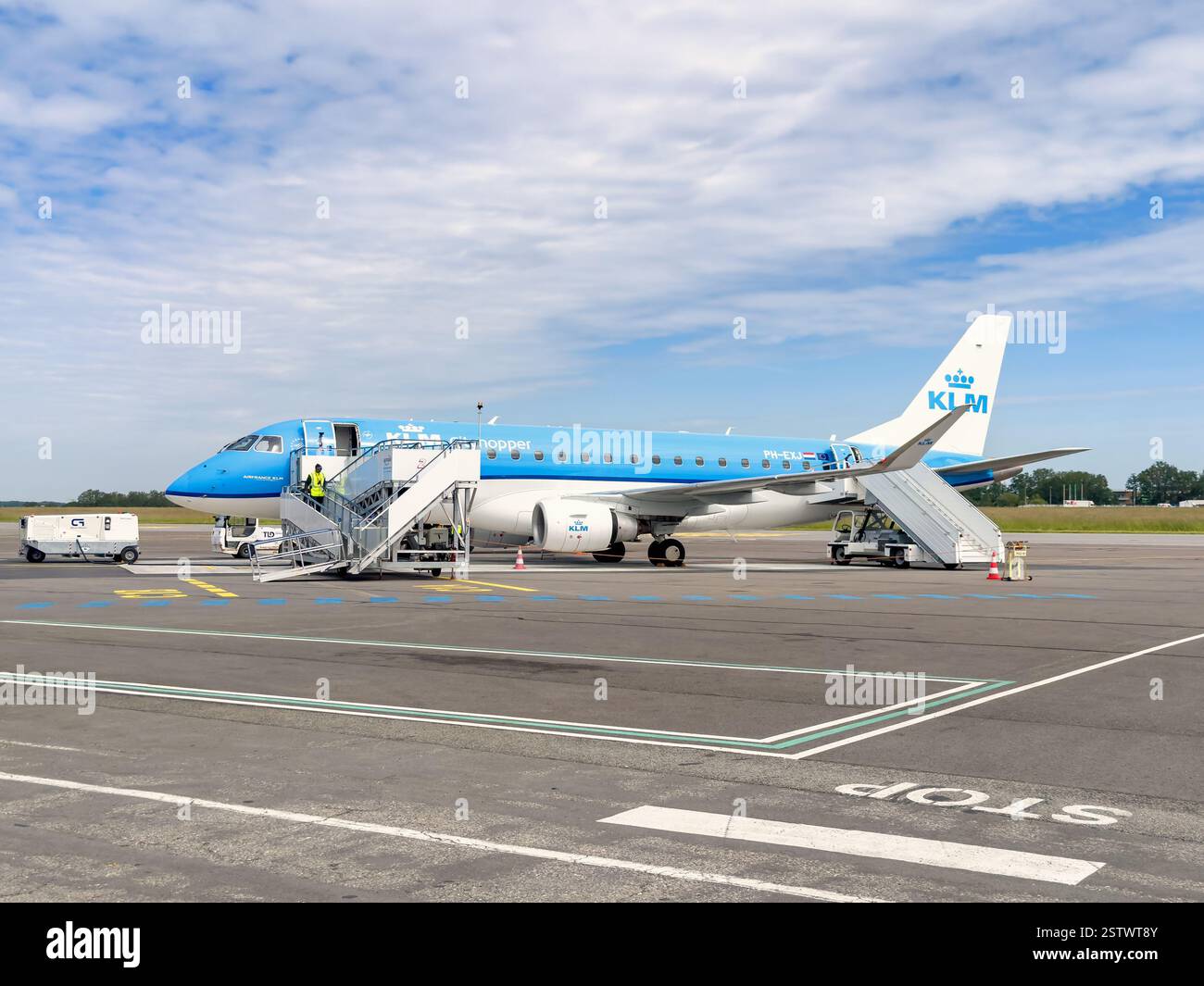 Passagierflugzeug auf einem Flugplatz mit Einstiegstreppe Stockfoto