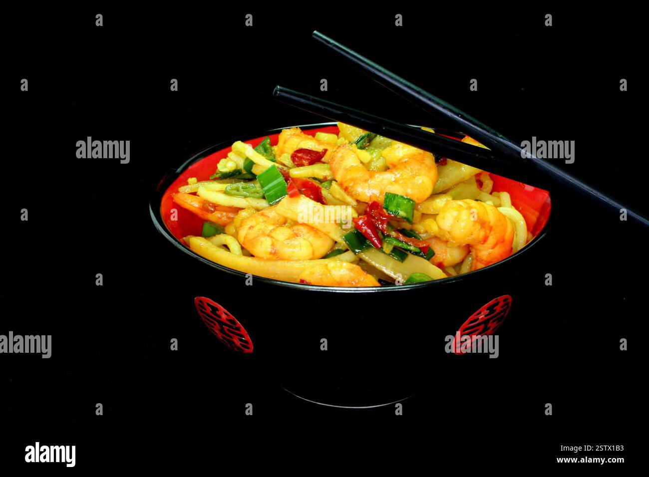Pasta mit asiatischen Garnelen Stockfoto