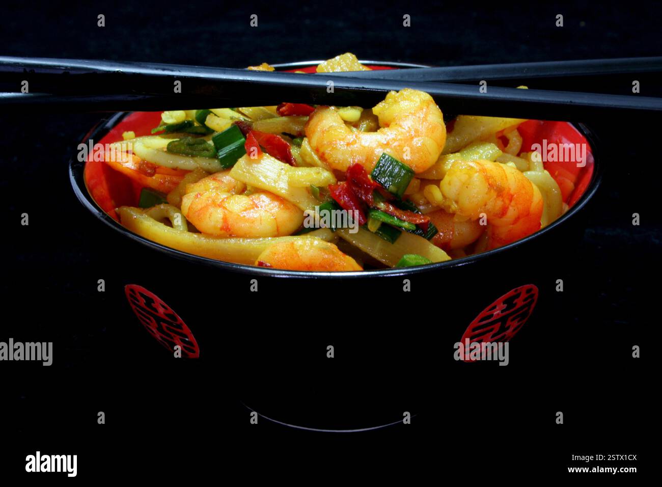 Pasta mit asiatischen Garnelen Stockfoto