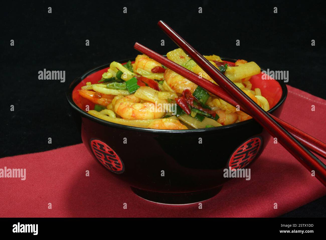 Pasta mit asiatischen Garnelen Stockfoto