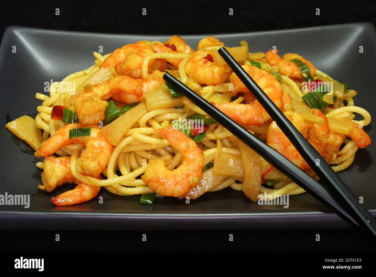 Pasta mit asiatischen Garnelen Stockfoto