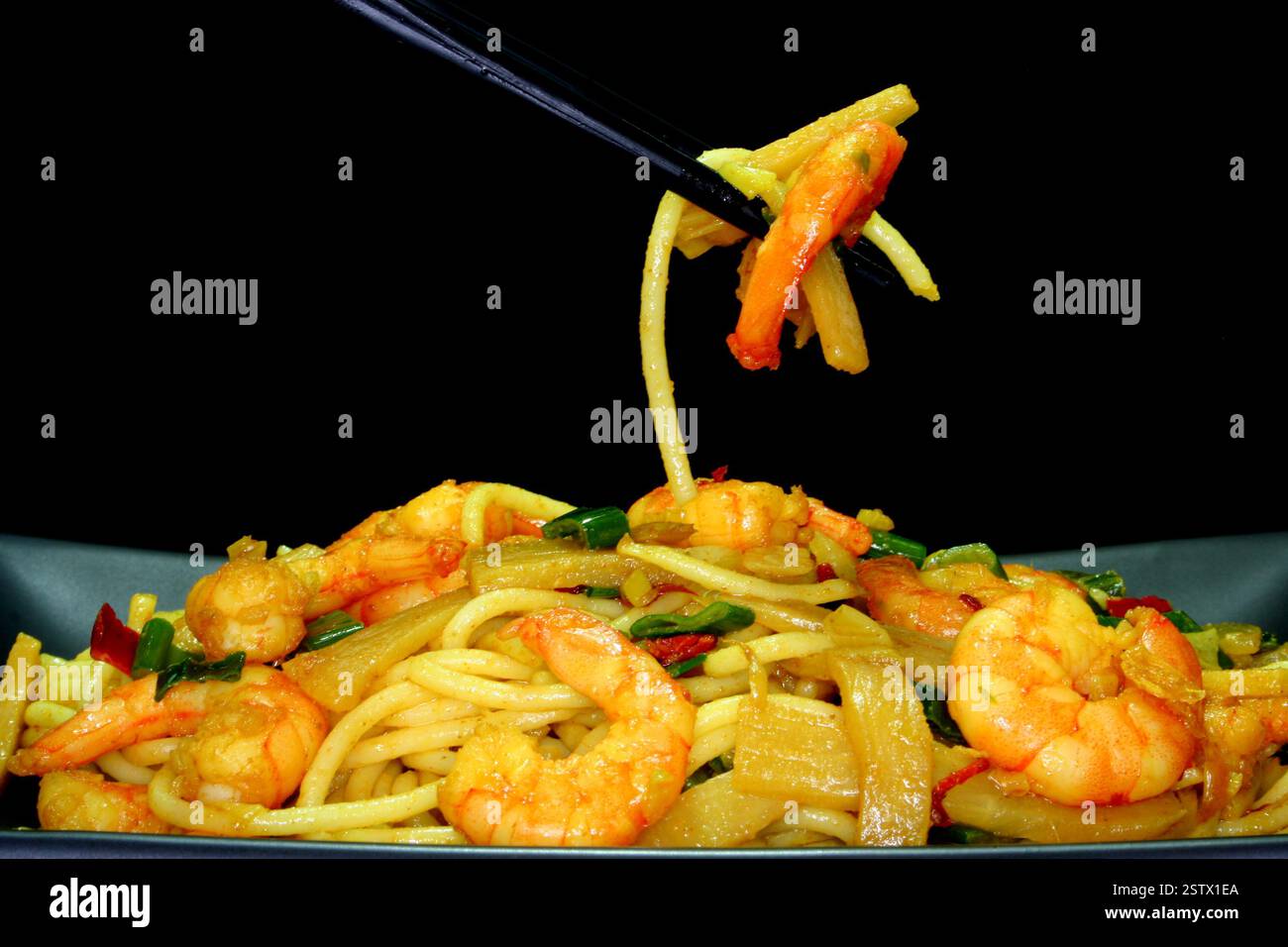 Pasta mit asiatischen Garnelen Stockfoto