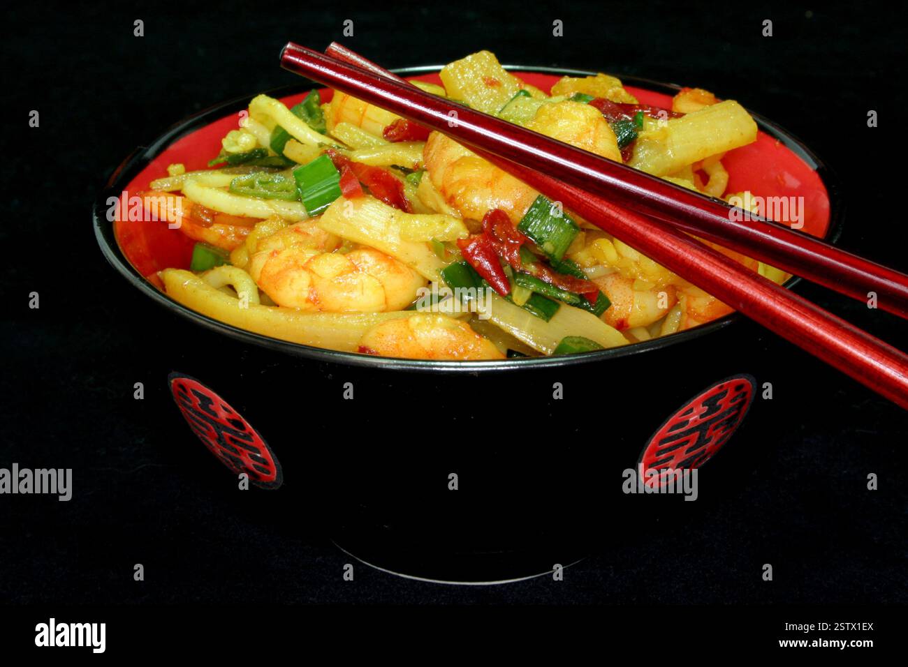 Pasta mit asiatischen Garnelen Stockfoto