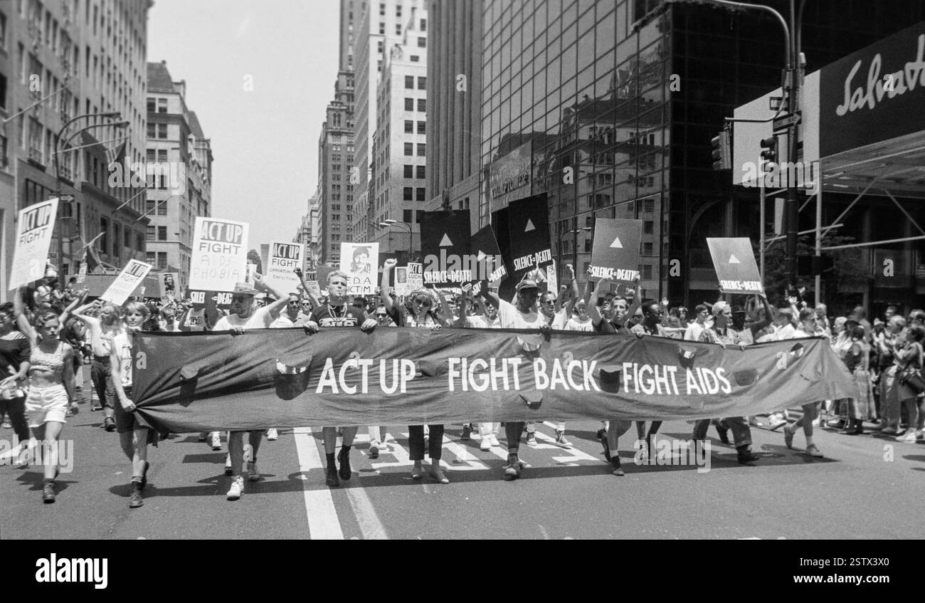 Marchers präsentierendes Banner“ Act Up, Fight Back, Fight Aids“ während des NYC Pride March in New York City, USA am 28. Juni 1992 Stockfoto