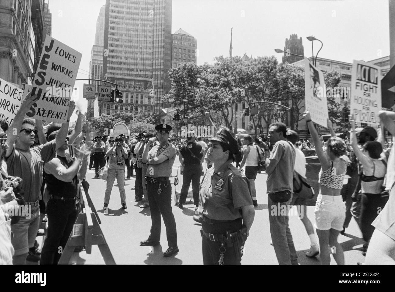 Demonstranten halten Plakate mit religiösen Aussagen während des NYC Pride March am 28. Juni 1992 in New York City, USA Stockfoto
