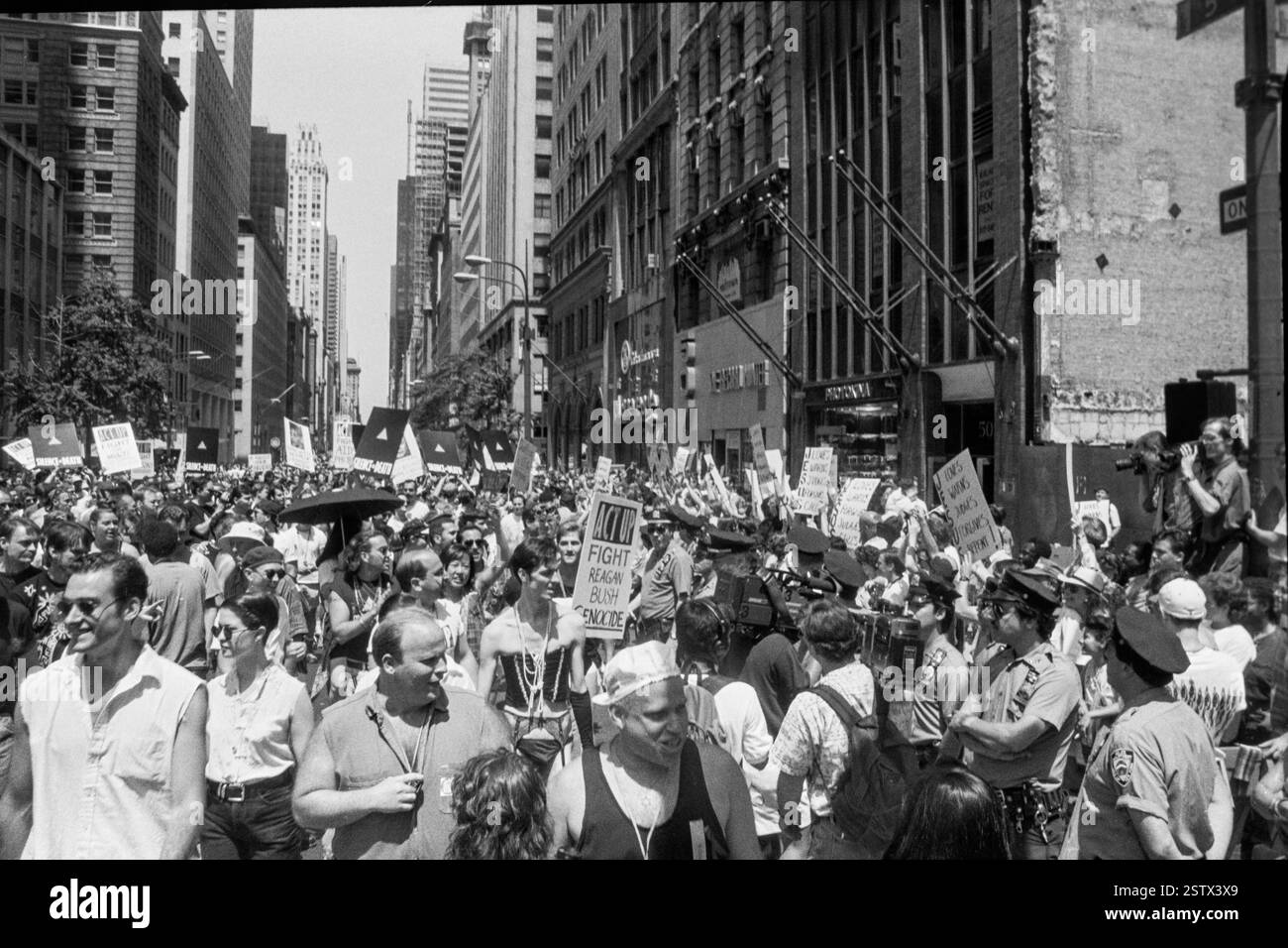 Demonstranten stoßen auf Demonstranten, die Plakate mit religiösen Aussagen beim NYC Pride March in New York City, USA, am 28. Juni 1992 hochhalten Stockfoto