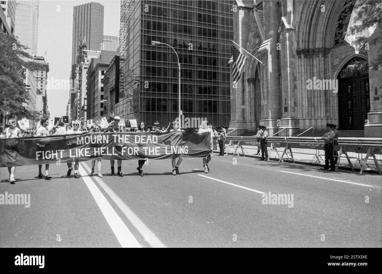 Marchers präsentieren das Banner „trauern die Toten, kämpfen wie die Hölle für die Lebenden“ vor der St. Patrick’s Cathedral während des NYC Pride March in New York City, USA am 28. Juni 1992 Stockfoto