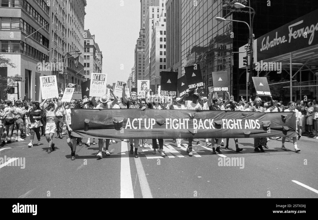 Marchers präsentierendes Banner“ Act Up, Fight Back, Fight Aids“ während des NYC Pride March in New York City, USA am 28. Juni 1992 Stockfoto
