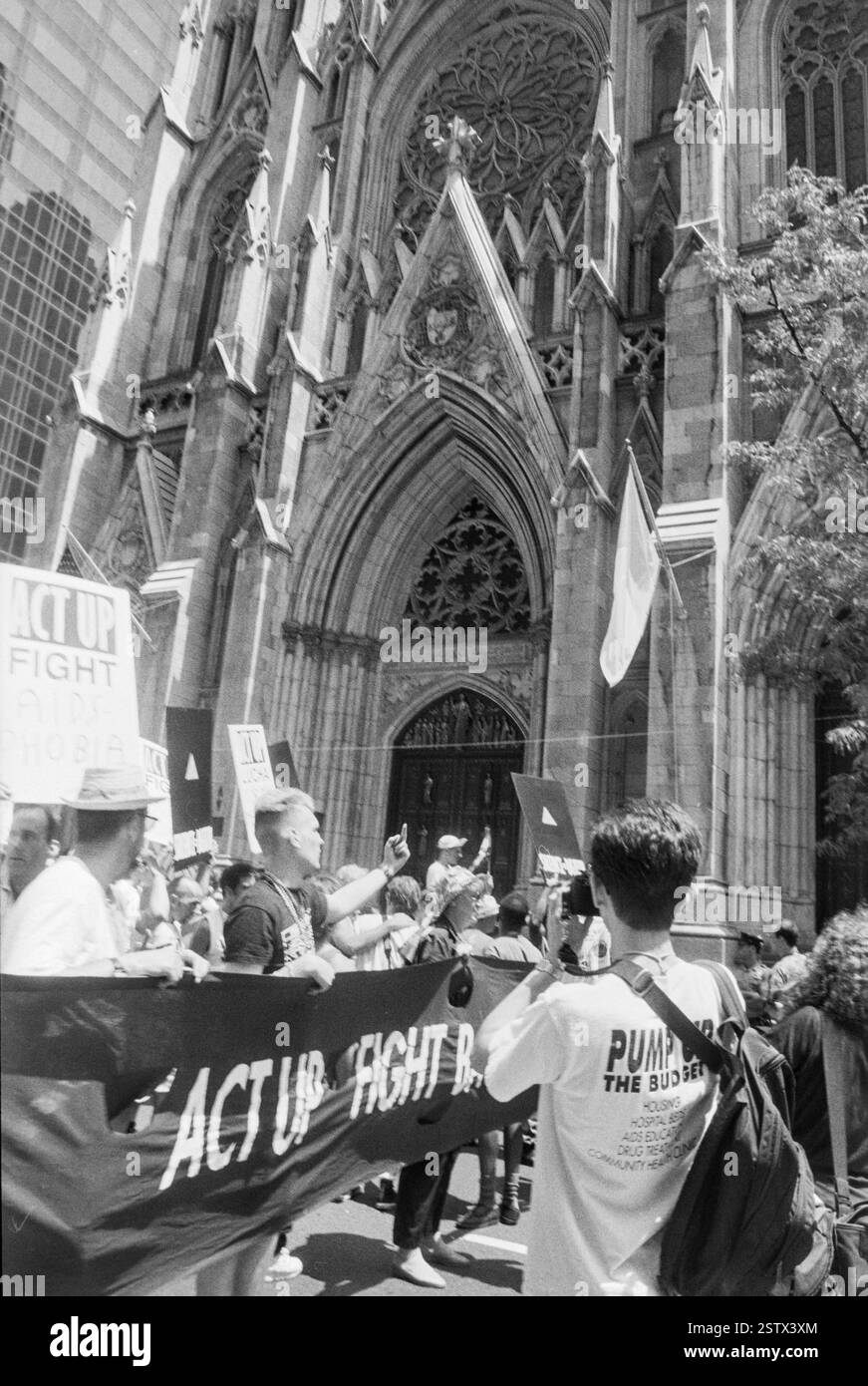 Marchers präsentieren Banner“ Act Up, Fight Back, Fight Aids“ vor der St. Patrick’s Cathedral während des NYC Pride March in New York City, USA am 28. Juni 1992 Stockfoto