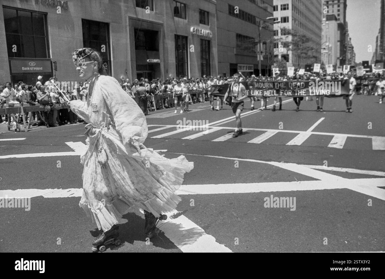Mann im Vintage-Damenkleid auf Rollschuhen während des NYC Pride March in New York City, USA am 28. Juni 1992 Stockfoto