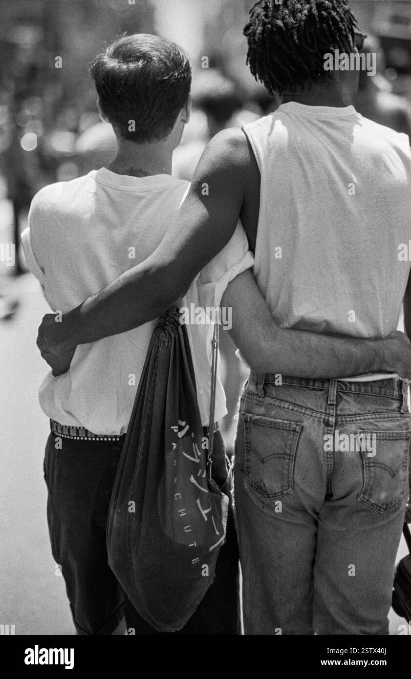 Zwei Männer gehen Arm in Arm während des NYC Pride March in New York City, USA am 28. Juni 1992 Stockfoto