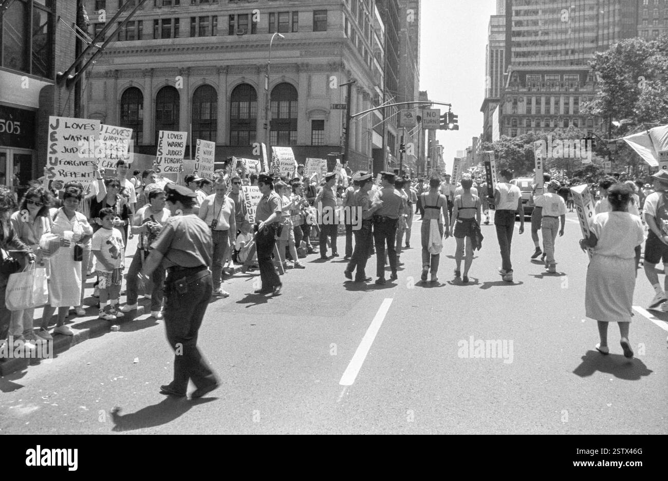 Religiöse Demonstranten am Rande des NYC Pride March in New York City, USA am 28. Juni 1992 Stockfoto