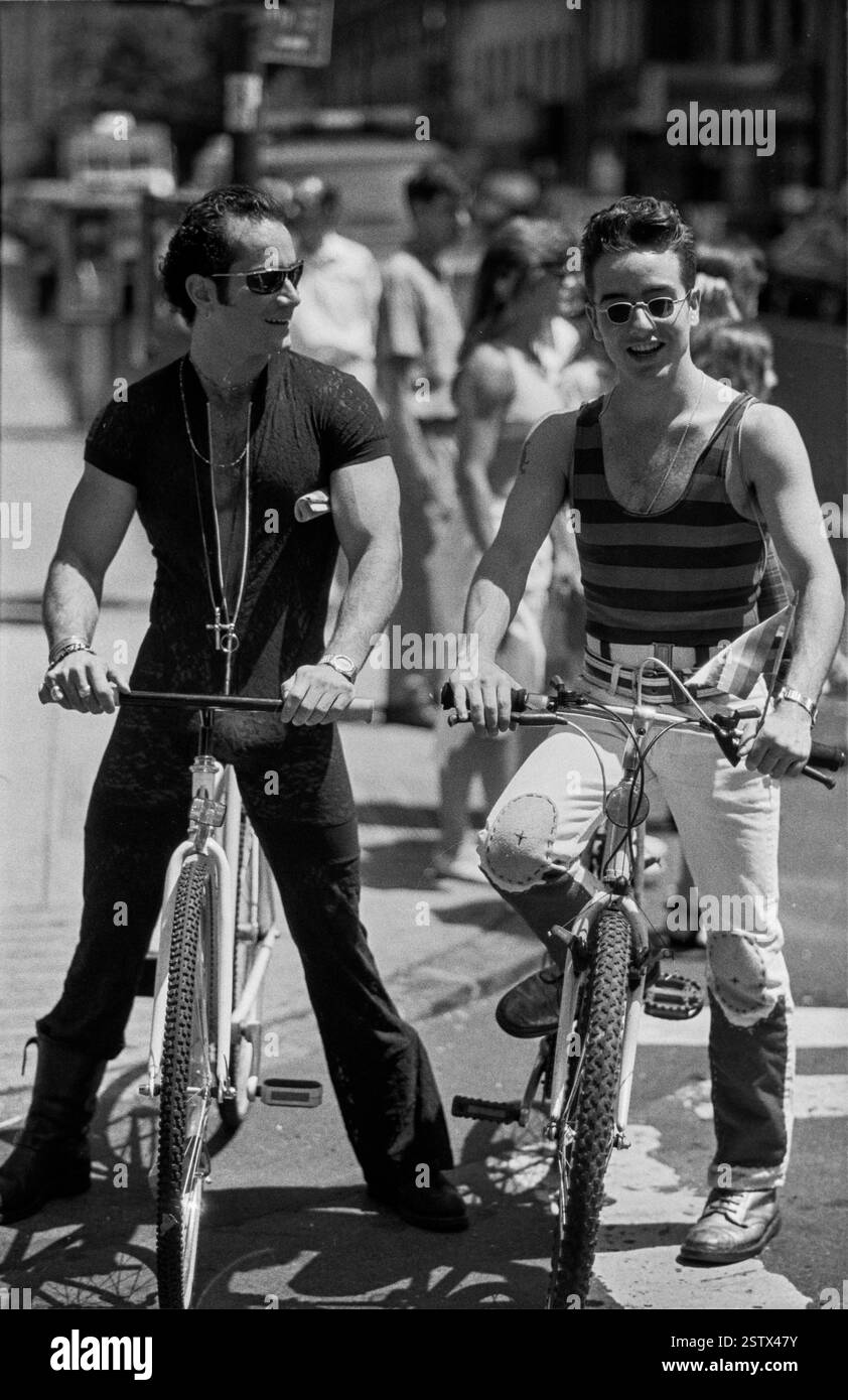 Zwei Männer auf Fahrrädern während des NYC Pride March in New York City, USA am 28. Juni 1992 Stockfoto