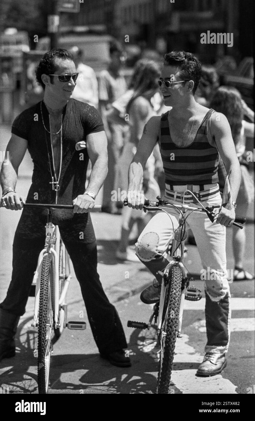 Zwei Männer auf Fahrrädern während des NYC Pride March in New York City, USA am 28. Juni 1992 Stockfoto