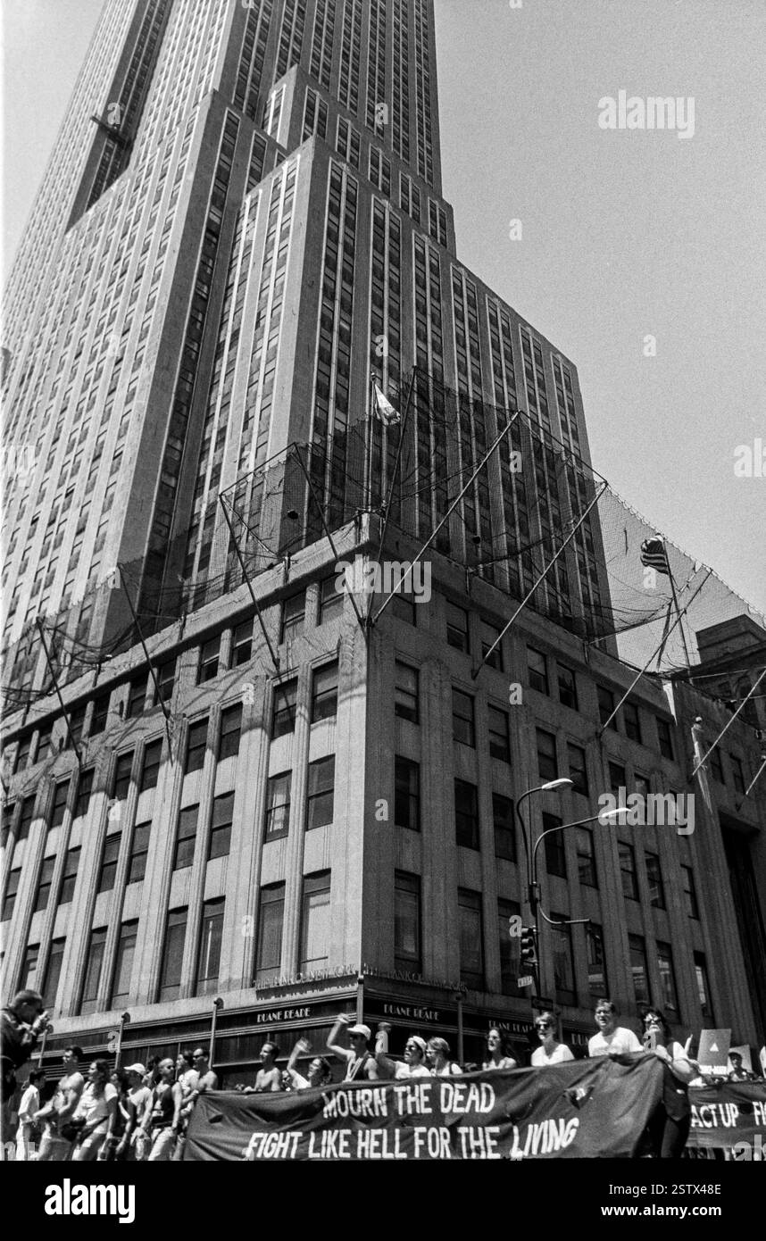 Marchers präsentierten das Banner „trauern die Toten, kämpfen wie die Hölle für die Lebenden“ während des NYC Pride March in New York City, USA am 28. Juni 1992 Stockfoto