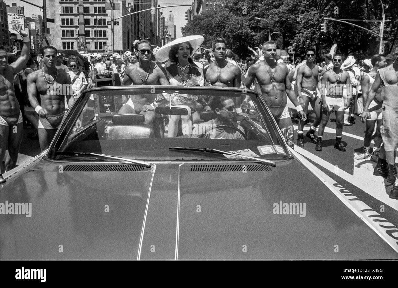 Drag Queen im Cabrio, umgeben von Bärenbrüsten während des NYC Pride March in New York City, USA am 28. Juni 1992 Stockfoto