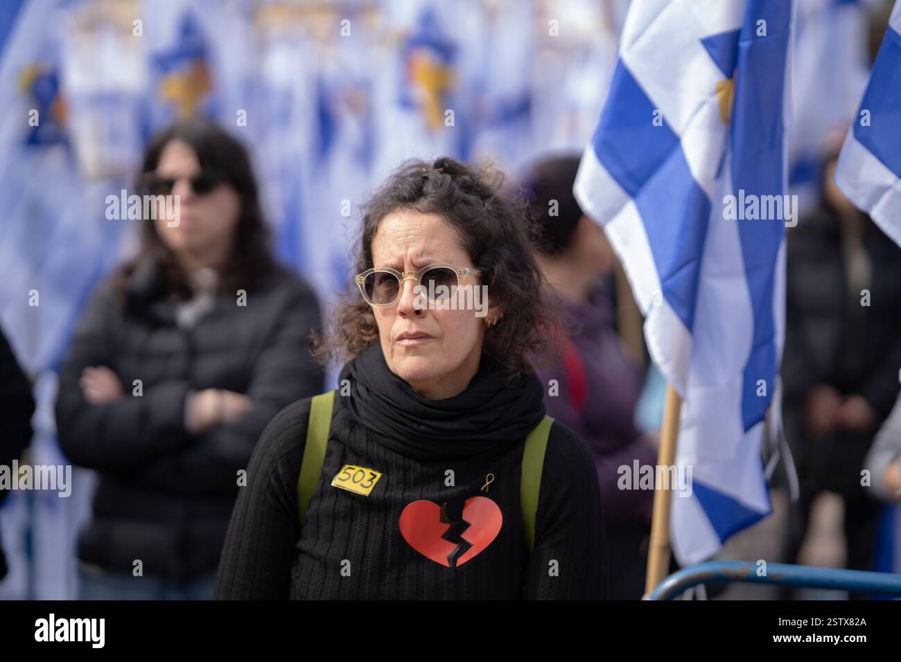 Tel Aviv, Israel. Februar 2025. Menschen stehen auf dem Geiselplatz in Tel Aviv vor der Freilassung der Überreste von vier israelischen Geiseln durch die Hamas. Nach Angaben der Hamas gehören zu den Toten eine Mutter und zwei Kleinkinder deutscher Staatsangehörigkeit. Die israelische Armee hat bereits mehrere Geiselkörperchen im Gazastreifen selbst geborgen und nach Israel zurückgebracht. Quelle: Ilia Yefimovich/dpa/Alamy Live News Stockfoto