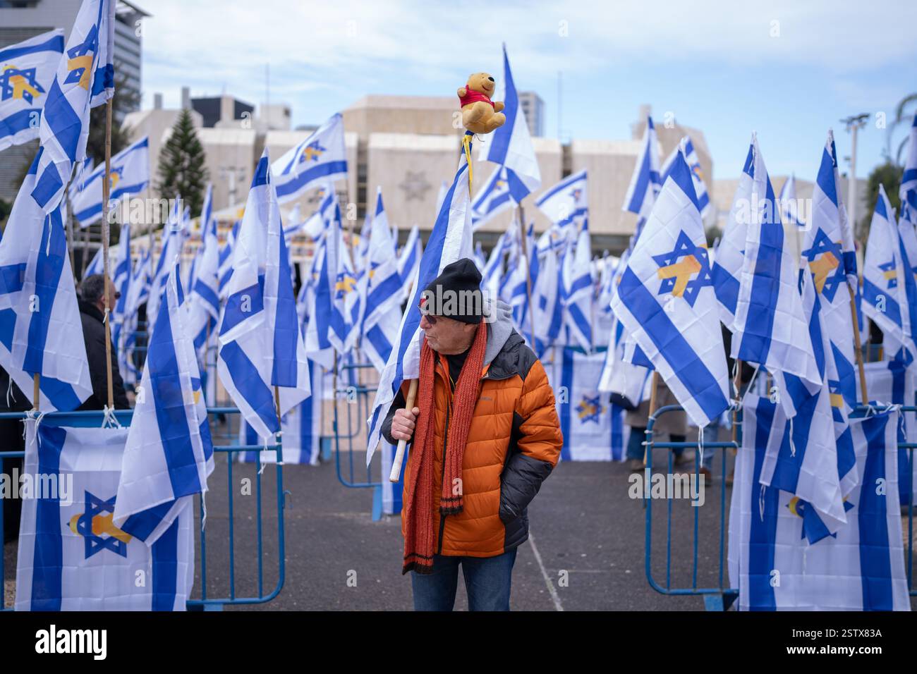 Tel Aviv, Israel. Februar 2025. Menschen stehen auf dem Geiselplatz in Tel Aviv vor der Freilassung der Überreste von vier israelischen Geiseln durch die Hamas. Nach Angaben der Hamas gehören zu den Toten eine Mutter und zwei Kleinkinder deutscher Staatsangehörigkeit. Die israelische Armee hat bereits mehrere Geiselkörperchen im Gazastreifen selbst geborgen und nach Israel zurückgebracht. Quelle: Ilia Yefimovich/dpa/Alamy Live News Stockfoto