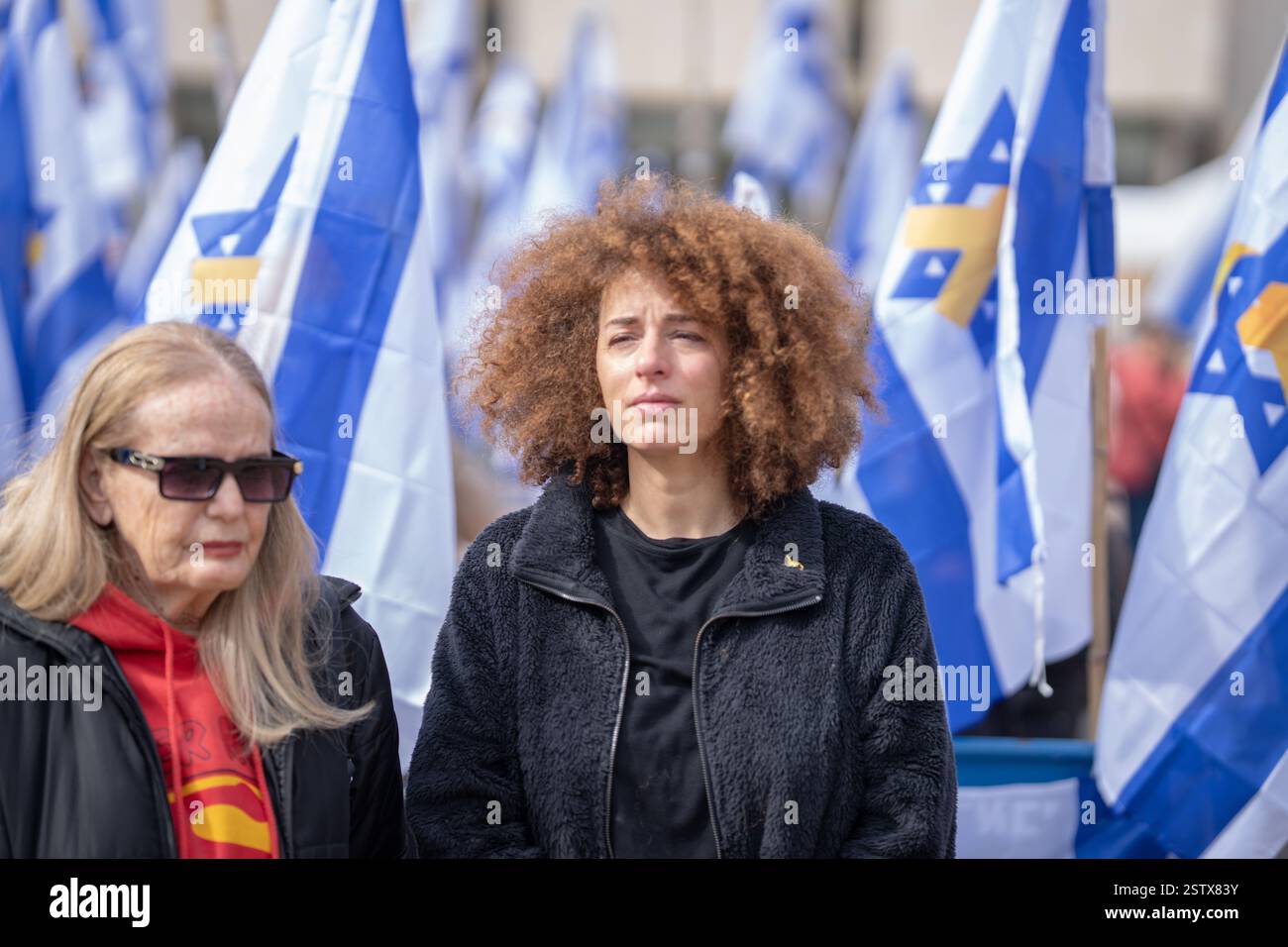Tel Aviv, Israel. Februar 2025. Menschen stehen auf dem Geiselplatz in Tel Aviv vor der Freilassung der Überreste von vier israelischen Geiseln durch die Hamas. Nach Angaben der Hamas gehören zu den Toten eine Mutter und zwei Kleinkinder deutscher Staatsangehörigkeit. Die israelische Armee hat bereits mehrere Geiselkörperchen im Gazastreifen selbst geborgen und nach Israel zurückgebracht. Quelle: Ilia Yefimovich/dpa/Alamy Live News Stockfoto