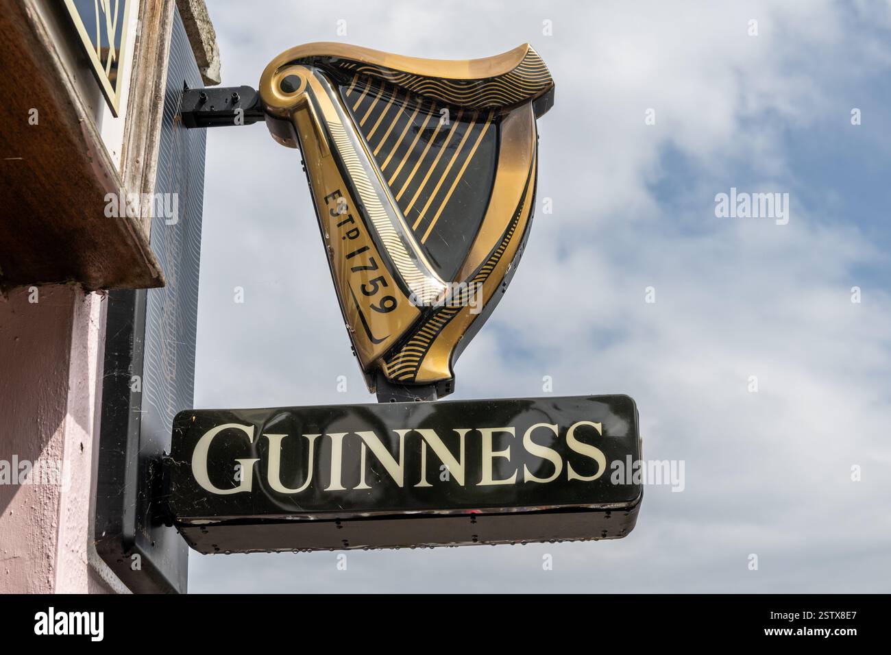 Guinness Harp Schild an der Seite eines Gebäudes, Dublin, Irland. Stockfoto
