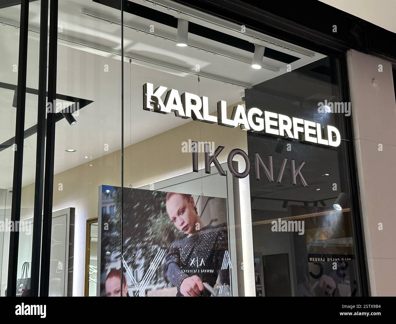Bangkok, Thailand - 3. Januar 2024: Karl Lagerfeld Store. Karl Lagerfeld ist die Modemarke, die von dem Designer Karl Lagerfeld gegründet wurde. Stockfoto