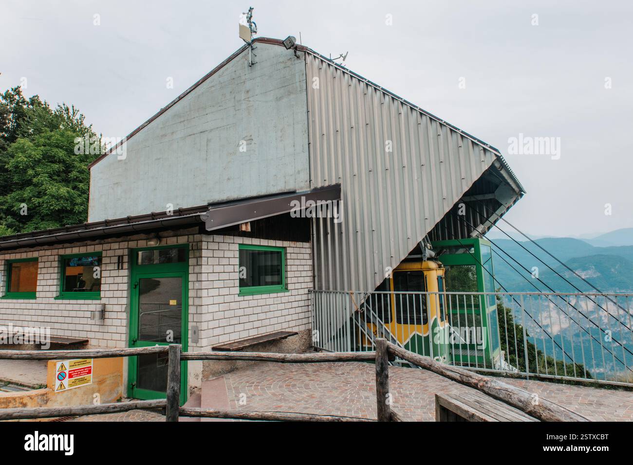 Seilbahnstation vor dem Hotel. Die Station ist oben auf dem Berg. Norditalien. Stockfoto