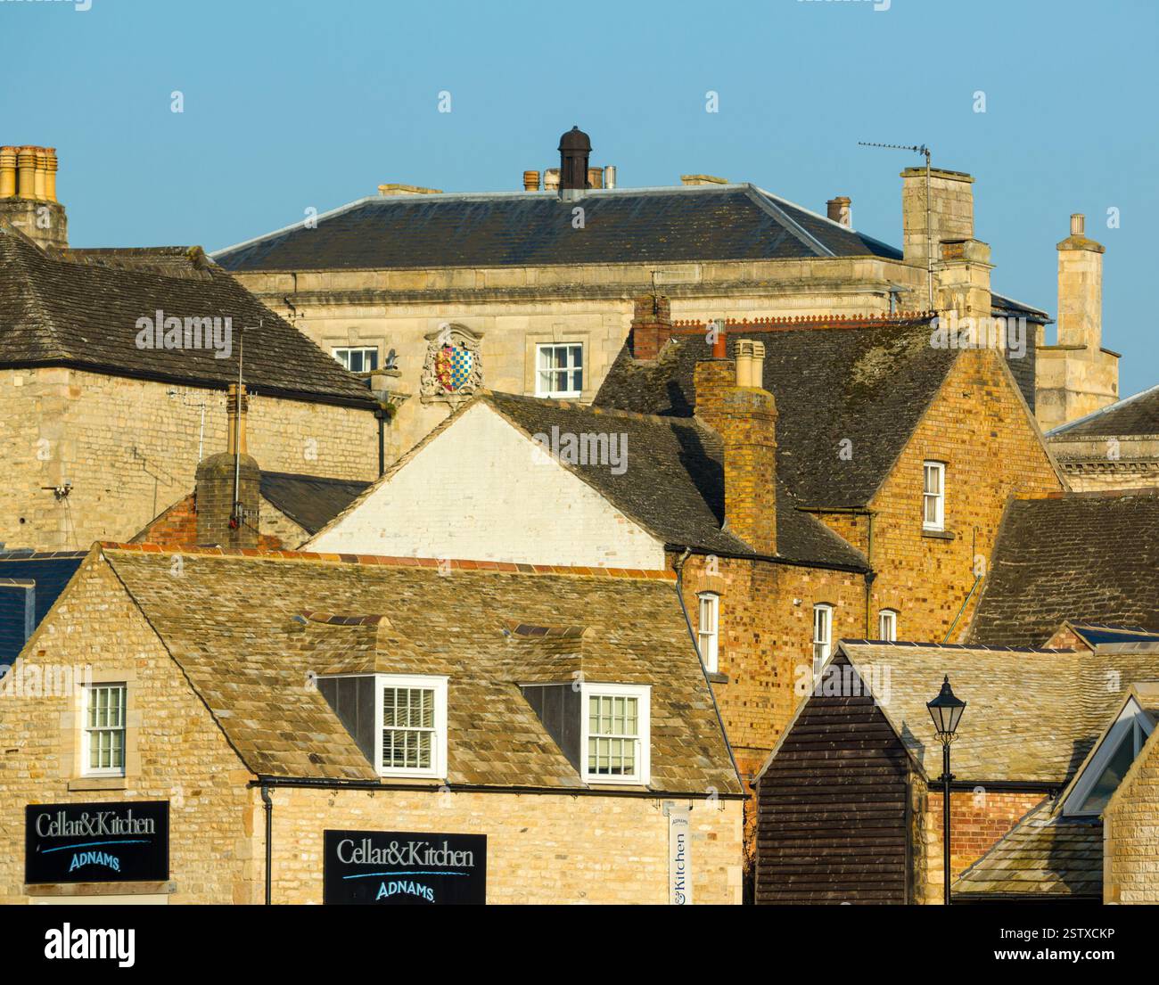 Attraktive alte Steindächer vor dem Rathaus an einem sonnigen Februartag mit klarem blauem Himmel, Stamford, Lincolnshire, England, Großbritannien Stockfoto