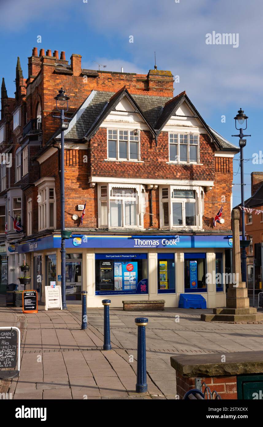 Sonnendurchflutete Ladenfront im Stadtzentrum an einem ruhigen Sonntagnachmittag im März im Market Place, Melton Mowbray, Leicestershire, England, Großbritannien Stockfoto