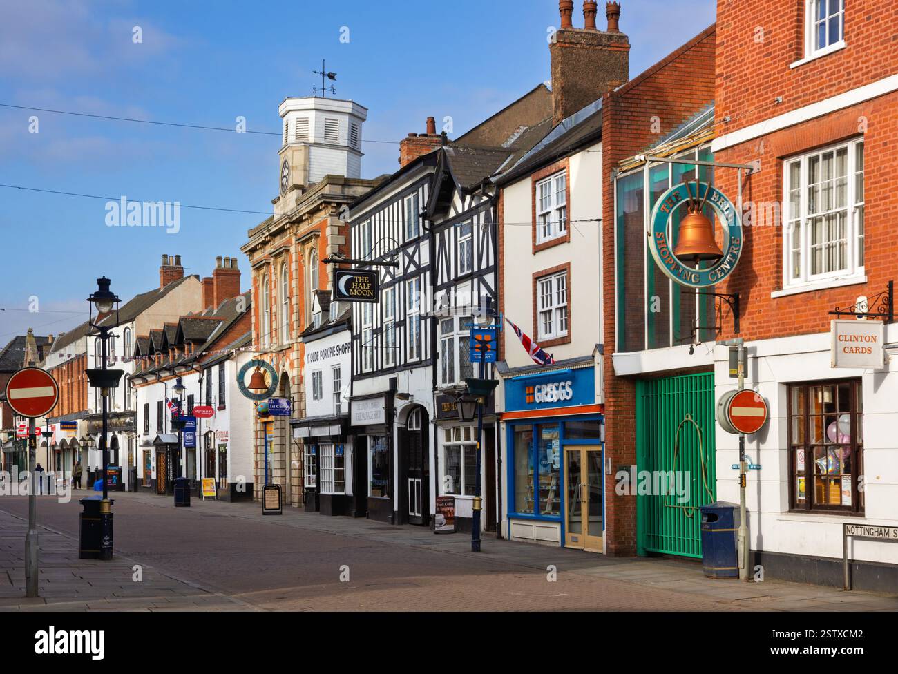Sonnendurchflutete Geschäfte im Stadtzentrum an einem ruhigen Sonntagnachmittag im März, Nottingham Street, Melton Mowbray, Leicestershire, England, UK Stockfoto