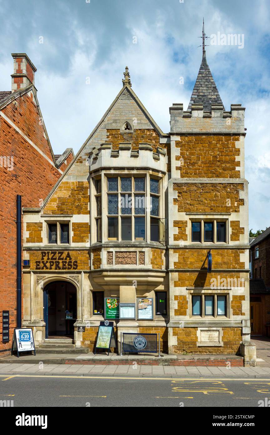 Die feine Steinarchitektur der Colles Hall, als es 2011 ein Pizza Express Restaurant war, Burton Street, Melton Mowbray, Leicestershire, England, UK Stockfoto