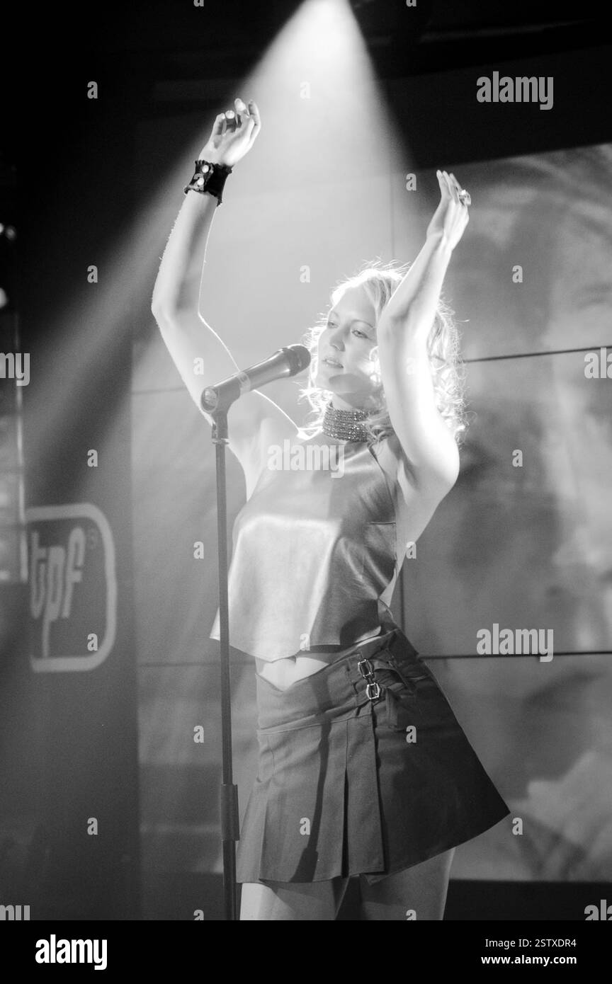 Walisische Popsängerin LUCY CARR (Ex-Tänzerin-Freundin von PETER STRINGFELLOW) bei ITV's The Popfactory in Porth, Südwales, 27. Mai 2003. Foto: ROB WATKINS. Lucy Carr (* 1976) ist eine britische Sängerin und Model, die für ihren Auftritt in Passport to the Sun bekannt ist. Die erste Künstlerin, die 2002 bei Lickin' Records einen Vertrag unterschrieb, veröffentlichte ihre Debütsingle Missing You, die Platz 28 in den UK Singles Charts erreichte. Im Juli 2003 veröffentlichte sie ihre zweite Single This Is Goodbye. Es erreichte Platz 41 in den UK Singles Charts. Stockfoto