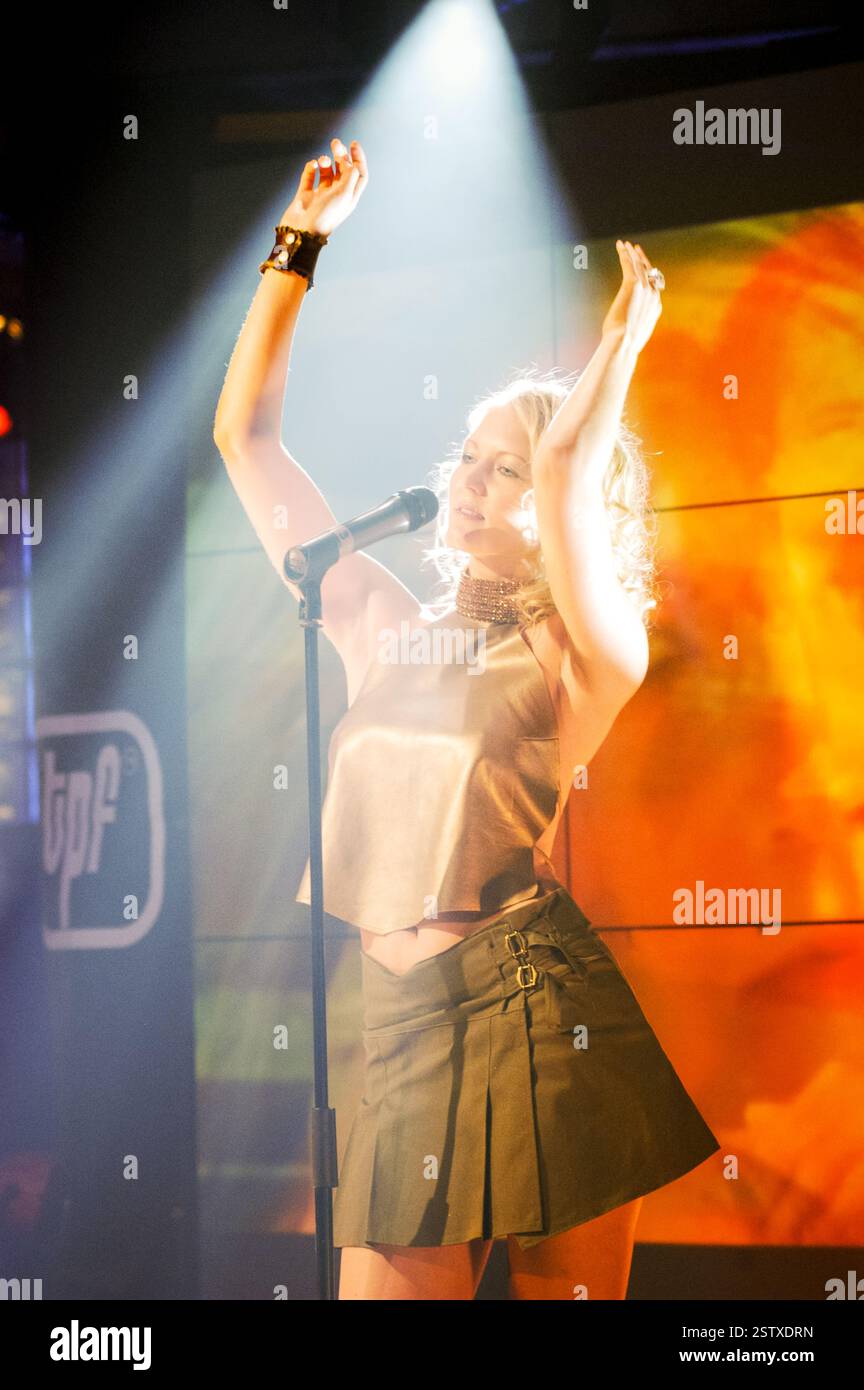 Walisische Popsängerin LUCY CARR (Ex-Tänzerin-Freundin von PETER STRINGFELLOW) bei ITV's The Popfactory in Porth, Südwales, 27. Mai 2003. Foto: ROB WATKINS. Lucy Carr (* 1976) ist eine britische Sängerin und Model, die für ihren Auftritt in Passport to the Sun bekannt ist. Die erste Künstlerin, die 2002 bei Lickin' Records einen Vertrag unterschrieb, veröffentlichte ihre Debütsingle Missing You, die Platz 28 in den UK Singles Charts erreichte. Im Juli 2003 veröffentlichte sie ihre zweite Single This Is Goodbye. Es erreichte Platz 41 in den UK Singles Charts. Stockfoto