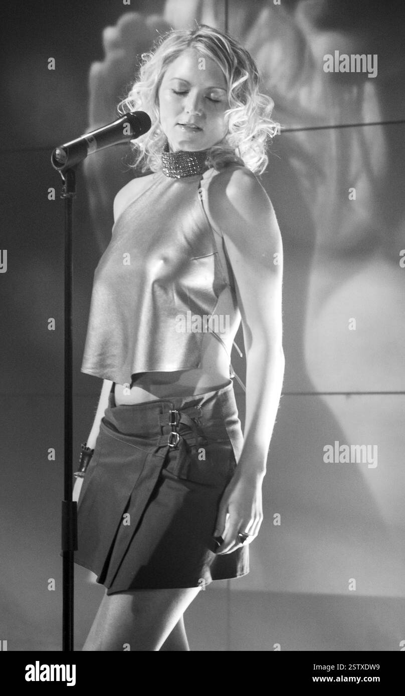 Walisische Popsängerin LUCY CARR (Ex-Tänzerin-Freundin von PETER STRINGFELLOW) bei ITV's The Popfactory in Porth, Südwales, 27. Mai 2003. Foto: ROB WATKINS. Lucy Carr (* 1976) ist eine britische Sängerin und Model, die für ihren Auftritt in Passport to the Sun bekannt ist. Die erste Künstlerin, die 2002 bei Lickin' Records einen Vertrag unterschrieb, veröffentlichte ihre Debütsingle Missing You, die Platz 28 in den UK Singles Charts erreichte. Im Juli 2003 veröffentlichte sie ihre zweite Single This Is Goodbye. Es erreichte Platz 41 in den UK Singles Charts. Stockfoto