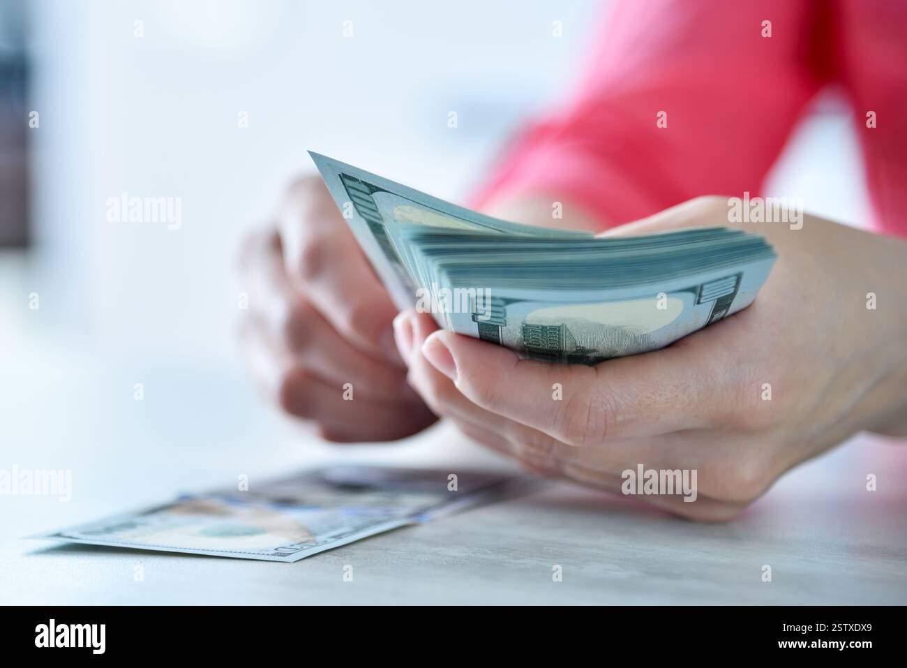 Geschäftsfrauen-Hände zählen us-Dollar auf dem Tisch im Büro. Geschäfts- und Finanzkonzept. Nahaufnahme Stockfoto