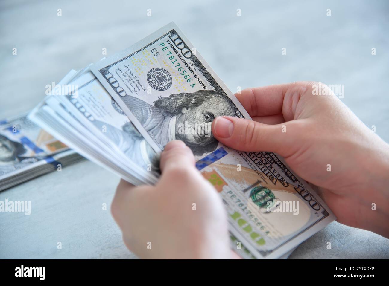 Geschäftsfrau händet uns mit Banknoten auf dem Tisch aus. Geschäfts- und Finanzkonzept. Nahaufnahme Stockfoto