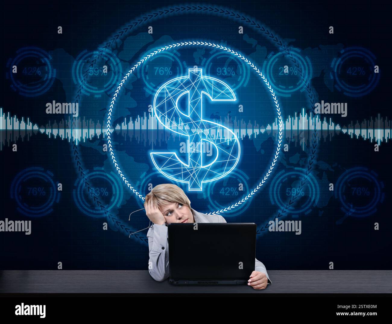 Geschäftsfrau mit Problemen, die im Büro mit einem leuchtenden virtuellen Bildschirm mit Dollarsymbol, Bestandsdaten und Prozentdiagrammen arbeitet. Investitionen und Cybersp Stockfoto