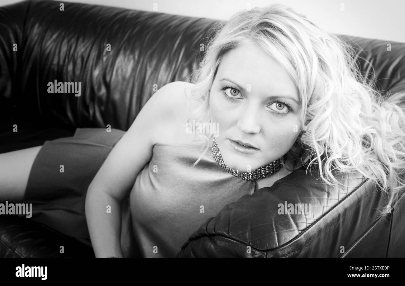 Walisische Popsängerin LUCY CARR (Ex-Tänzerin-Freundin von PETER STRINGFELLOW) bei ITV's The Popfactory in Porth, Südwales, 27. Mai 2003. Foto: ROB WATKINS. Lucy Carr (* 1976) ist eine britische Sängerin und Model, die für ihren Auftritt in Passport to the Sun bekannt ist. Die erste Künstlerin, die 2002 bei Lickin' Records einen Vertrag unterschrieb, veröffentlichte ihre Debütsingle Missing You, die Platz 28 in den UK Singles Charts erreichte. Im Juli 2003 veröffentlichte sie ihre zweite Single This Is Goodbye. Es erreichte Platz 41 in den UK Singles Charts. Stockfoto