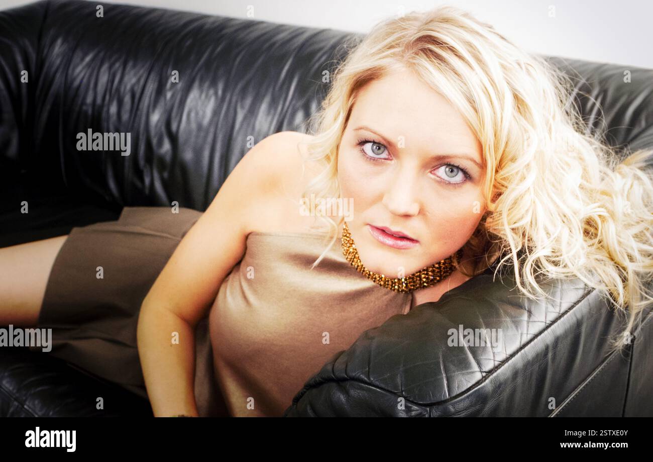 Walisische Popsängerin LUCY CARR (Ex-Tänzerin-Freundin von PETER STRINGFELLOW) bei ITV's The Popfactory in Porth, Südwales, 27. Mai 2003. Foto: ROB WATKINS. Lucy Carr (* 1976) ist eine britische Sängerin und Model, die für ihren Auftritt in Passport to the Sun bekannt ist. Die erste Künstlerin, die 2002 bei Lickin' Records einen Vertrag unterschrieb, veröffentlichte ihre Debütsingle Missing You, die Platz 28 in den UK Singles Charts erreichte. Im Juli 2003 veröffentlichte sie ihre zweite Single This Is Goodbye. Es erreichte Platz 41 in den UK Singles Charts. Stockfoto