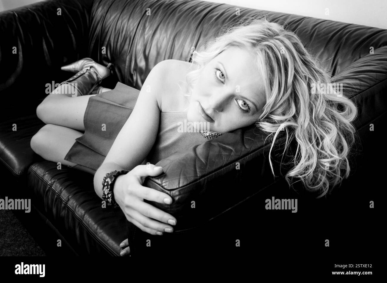 Walisische Popsängerin LUCY CARR (Ex-Tänzerin-Freundin von PETER STRINGFELLOW) bei ITV's The Popfactory in Porth, Südwales, 27. Mai 2003. Foto: ROB WATKINS. Lucy Carr (* 1976) ist eine britische Sängerin und Model, die für ihren Auftritt in Passport to the Sun bekannt ist. Die erste Künstlerin, die 2002 bei Lickin' Records einen Vertrag unterschrieb, veröffentlichte ihre Debütsingle Missing You, die Platz 28 in den UK Singles Charts erreichte. Im Juli 2003 veröffentlichte sie ihre zweite Single This Is Goodbye. Es erreichte Platz 41 in den UK Singles Charts. Stockfoto