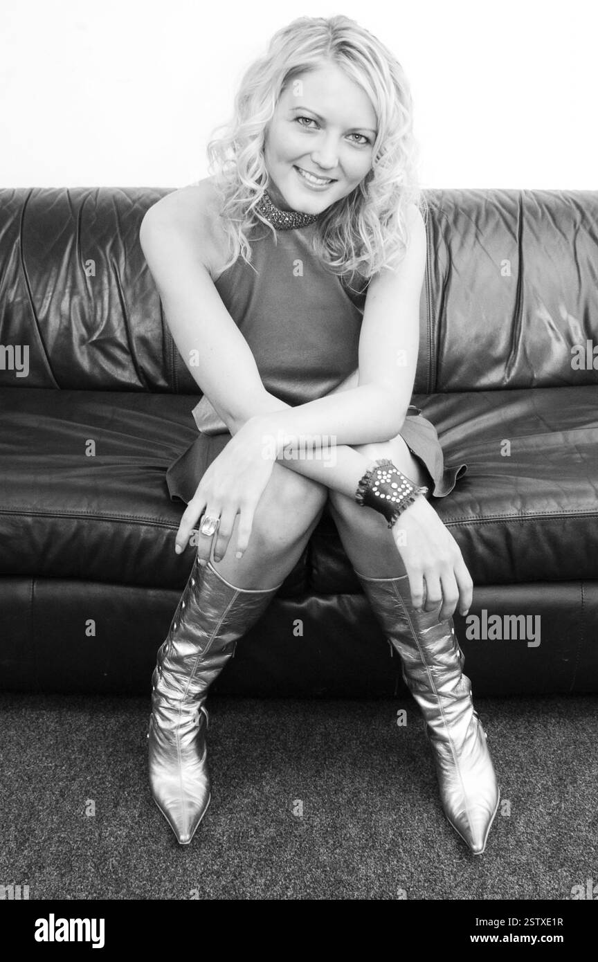 Walisische Popsängerin LUCY CARR (Ex-Tänzerin-Freundin von PETER STRINGFELLOW) bei ITV's The Popfactory in Porth, Südwales, 27. Mai 2003. Foto: ROB WATKINS. Lucy Carr (* 1976) ist eine britische Sängerin und Model, die für ihren Auftritt in Passport to the Sun bekannt ist. Die erste Künstlerin, die 2002 bei Lickin' Records einen Vertrag unterschrieb, veröffentlichte ihre Debütsingle Missing You, die Platz 28 in den UK Singles Charts erreichte. Im Juli 2003 veröffentlichte sie ihre zweite Single This Is Goodbye. Es erreichte Platz 41 in den UK Singles Charts. Stockfoto