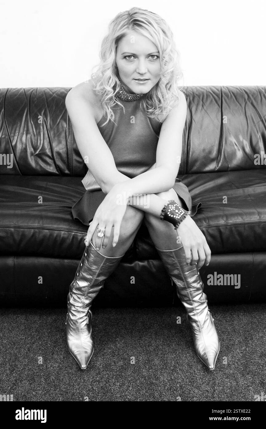 Walisische Popsängerin LUCY CARR (Ex-Tänzerin-Freundin von PETER STRINGFELLOW) bei ITV's The Popfactory in Porth, Südwales, 27. Mai 2003. Foto: ROB WATKINS. Lucy Carr (* 1976) ist eine britische Sängerin und Model, die für ihren Auftritt in Passport to the Sun bekannt ist. Die erste Künstlerin, die 2002 bei Lickin' Records einen Vertrag unterschrieb, veröffentlichte ihre Debütsingle Missing You, die Platz 28 in den UK Singles Charts erreichte. Im Juli 2003 veröffentlichte sie ihre zweite Single This Is Goodbye. Es erreichte Platz 41 in den UK Singles Charts. Stockfoto