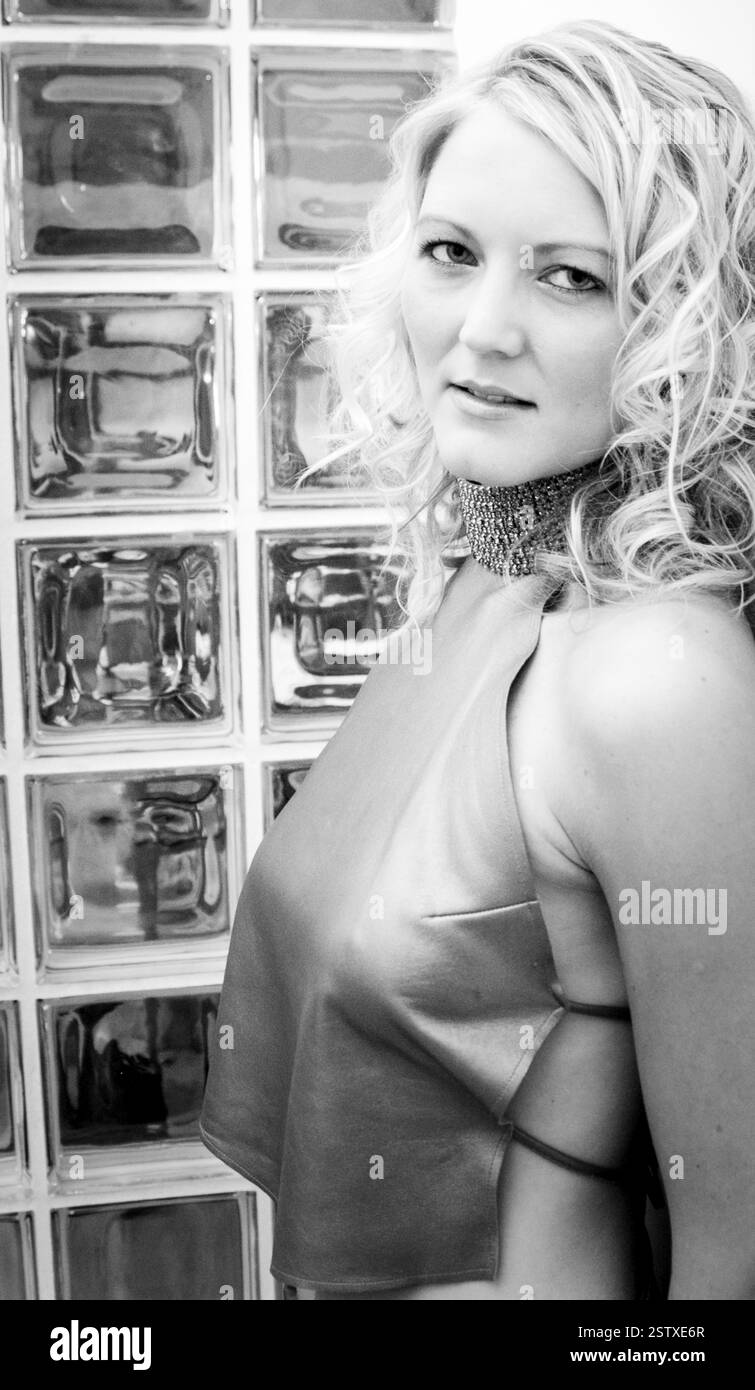 Walisische Popsängerin LUCY CARR (Ex-Tänzerin-Freundin von PETER STRINGFELLOW) bei ITV's The Popfactory in Porth, Südwales, 27. Mai 2003. Foto: ROB WATKINS. Lucy Carr (* 1976) ist eine britische Sängerin und Model, die für ihren Auftritt in Passport to the Sun bekannt ist. Die erste Künstlerin, die 2002 bei Lickin' Records einen Vertrag unterschrieb, veröffentlichte ihre Debütsingle Missing You, die Platz 28 in den UK Singles Charts erreichte. Im Juli 2003 veröffentlichte sie ihre zweite Single This Is Goodbye. Es erreichte Platz 41 in den UK Singles Charts. Stockfoto