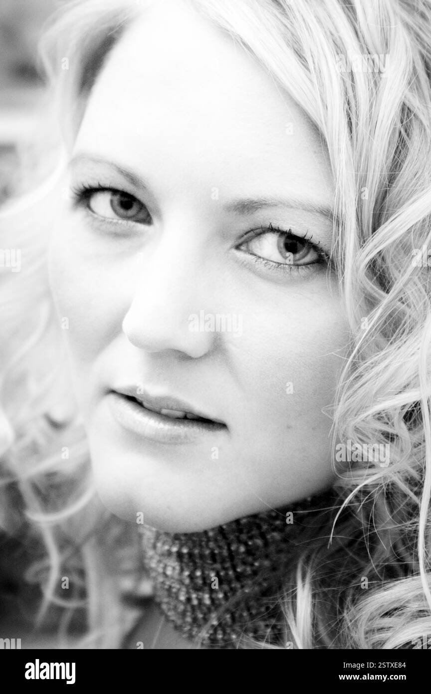 Walisische Popsängerin LUCY CARR (Ex-Tänzerin-Freundin von PETER STRINGFELLOW) bei ITV's The Popfactory in Porth, Südwales, 27. Mai 2003. Foto: ROB WATKINS. Lucy Carr (* 1976) ist eine britische Sängerin und Model, die für ihren Auftritt in Passport to the Sun bekannt ist. Die erste Künstlerin, die 2002 bei Lickin' Records einen Vertrag unterschrieb, veröffentlichte ihre Debütsingle Missing You, die Platz 28 in den UK Singles Charts erreichte. Im Juli 2003 veröffentlichte sie ihre zweite Single This Is Goodbye. Es erreichte Platz 41 in den UK Singles Charts. Stockfoto