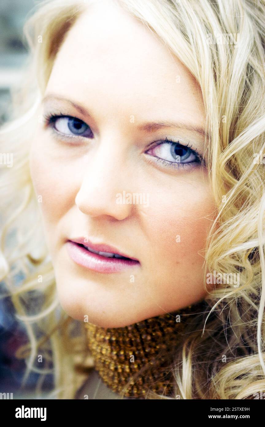 Walisische Popsängerin LUCY CARR (Ex-Tänzerin-Freundin von PETER STRINGFELLOW) bei ITV's The Popfactory in Porth, Südwales, 27. Mai 2003. Foto: ROB WATKINS. Lucy Carr (* 1976) ist eine britische Sängerin und Model, die für ihren Auftritt in Passport to the Sun bekannt ist. Die erste Künstlerin, die 2002 bei Lickin' Records einen Vertrag unterschrieb, veröffentlichte ihre Debütsingle Missing You, die Platz 28 in den UK Singles Charts erreichte. Im Juli 2003 veröffentlichte sie ihre zweite Single This Is Goodbye. Es erreichte Platz 41 in den UK Singles Charts. Stockfoto