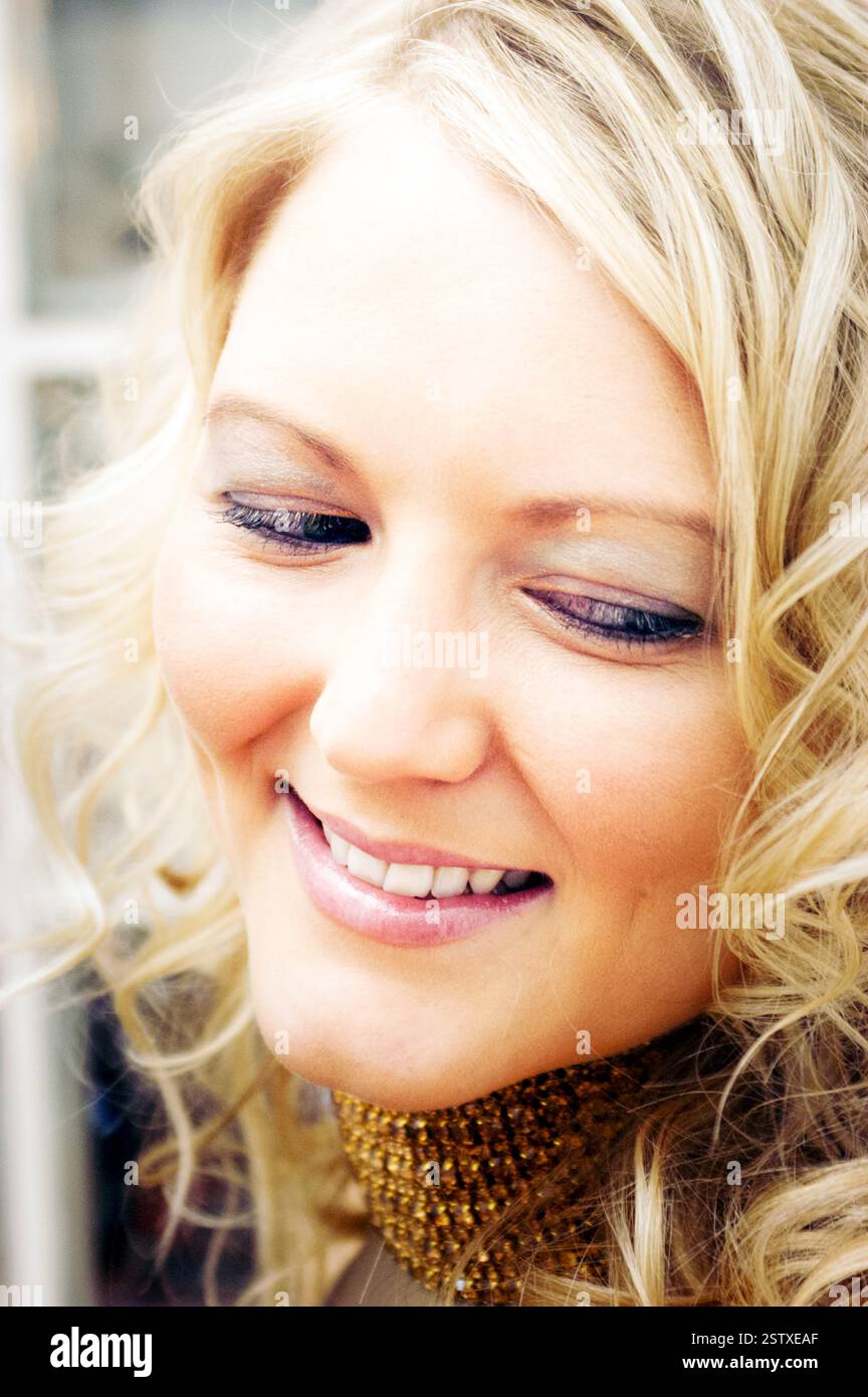 Walisische Popsängerin LUCY CARR (Ex-Tänzerin-Freundin von PETER STRINGFELLOW) bei ITV's The Popfactory in Porth, Südwales, 27. Mai 2003. Foto: ROB WATKINS. Lucy Carr (* 1976) ist eine britische Sängerin und Model, die für ihren Auftritt in Passport to the Sun bekannt ist. Die erste Künstlerin, die 2002 bei Lickin' Records einen Vertrag unterschrieb, veröffentlichte ihre Debütsingle Missing You, die Platz 28 in den UK Singles Charts erreichte. Im Juli 2003 veröffentlichte sie ihre zweite Single This Is Goodbye. Es erreichte Platz 41 in den UK Singles Charts. Stockfoto