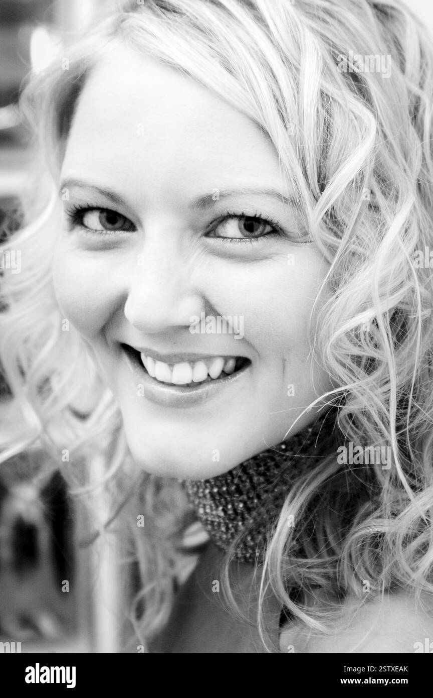 Walisische Popsängerin LUCY CARR (Ex-Tänzerin-Freundin von PETER STRINGFELLOW) bei ITV's The Popfactory in Porth, Südwales, 27. Mai 2003. Foto: ROB WATKINS. Lucy Carr (* 1976) ist eine britische Sängerin und Model, die für ihren Auftritt in Passport to the Sun bekannt ist. Die erste Künstlerin, die 2002 bei Lickin' Records einen Vertrag unterschrieb, veröffentlichte ihre Debütsingle Missing You, die Platz 28 in den UK Singles Charts erreichte. Im Juli 2003 veröffentlichte sie ihre zweite Single This Is Goodbye. Es erreichte Platz 41 in den UK Singles Charts. Stockfoto